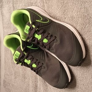 Boys Nike Running Shoes - Size 5.5Y (Youth)